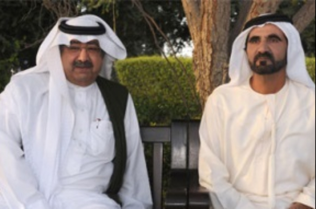 محمد بن راشد يفاجئ أحد المكفوفين بإهدائه أول نسخة من كتابه ومضات من فكر بلغة برايل