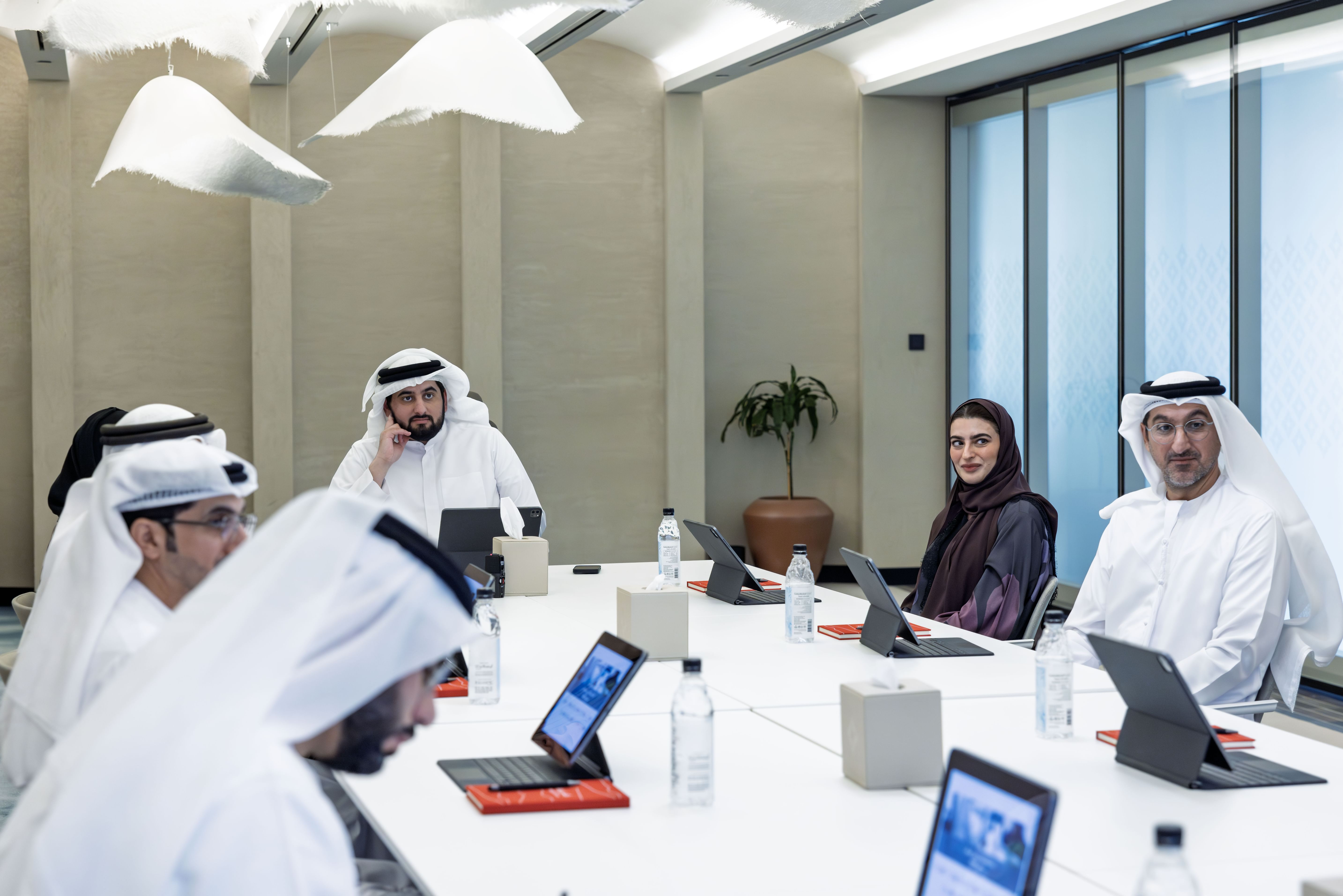 مجلس دبي للإعلام برئاسة أحمد بن محمد يستعرض مستجدات تطوير "مؤسسة دبي للإعلام" وبرنامج التبادل المعرفي الإعلامي