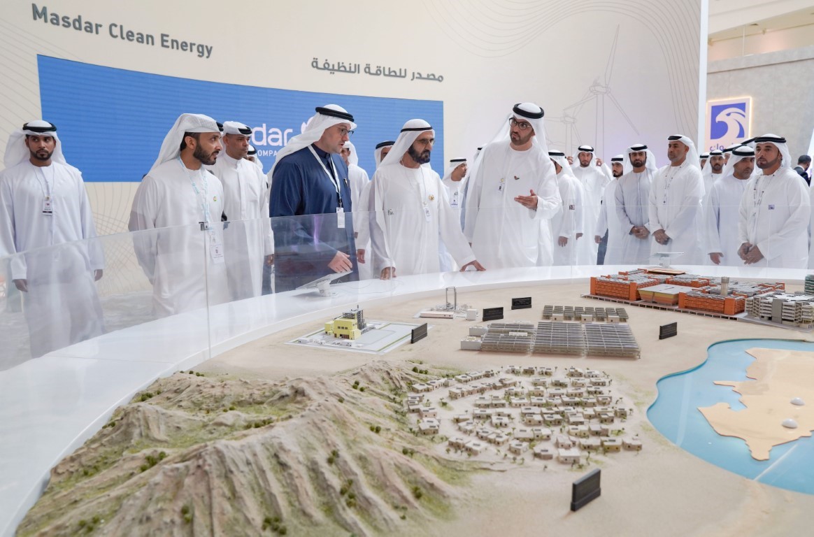 محمد بن راشد يزور معرض القمة العالمية لطاقة المستقبل ويطلع على المشاريع العملاقة في القاعة الرئيسية لـ"أدنيك"