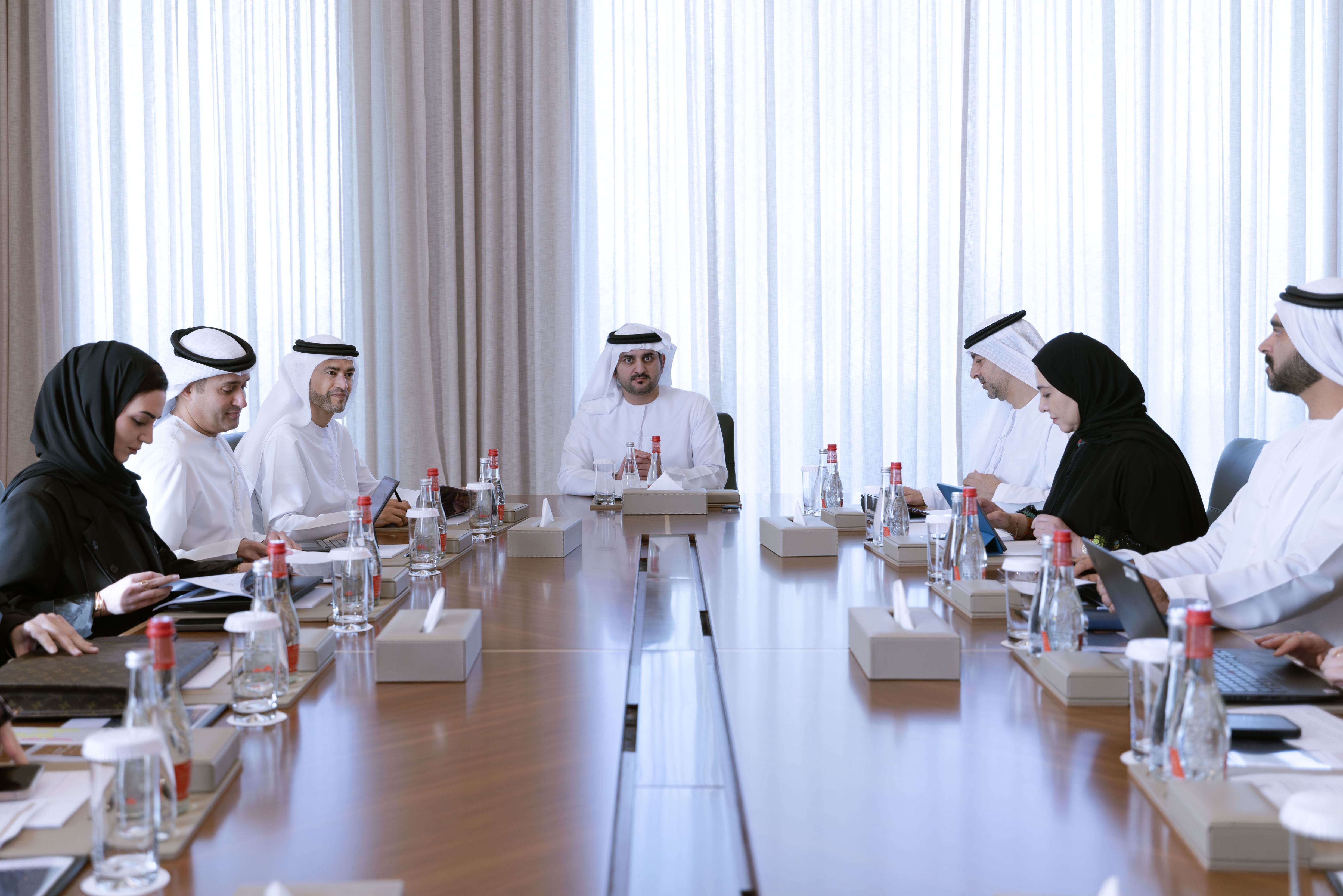 مكتوم بن محمد يستعرض إنجازات وزارة المالية في 2024 وآليات تعزيز الاستدامة المالية في 2025