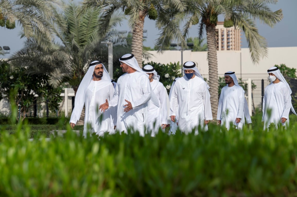 محمد بن زايد يستقبل أخاه محمد بن راشد في قصر الشاطئ
