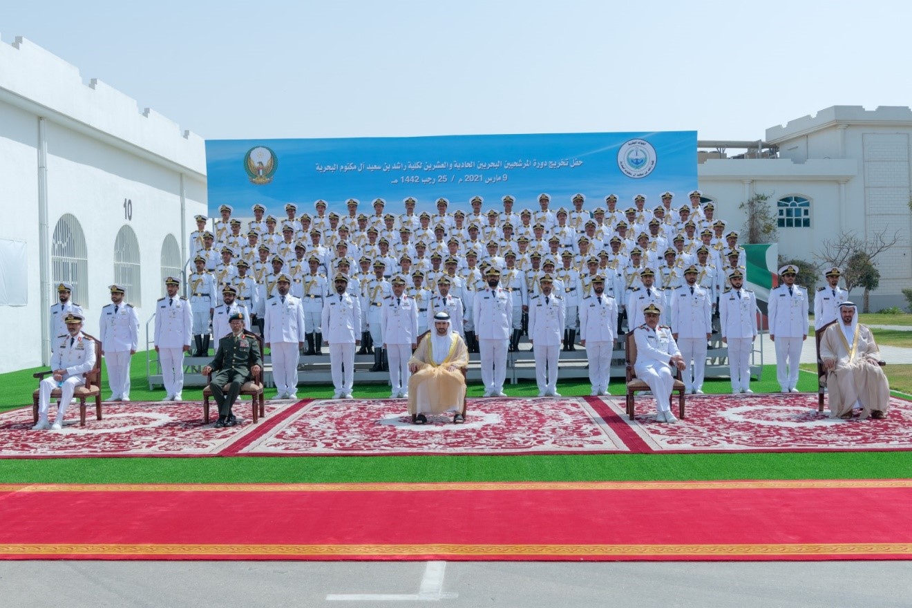 حمدان بن محمد يشهد حفل تخريج الدورة الـ21 من كلية راشد بن سعيد البحرية
