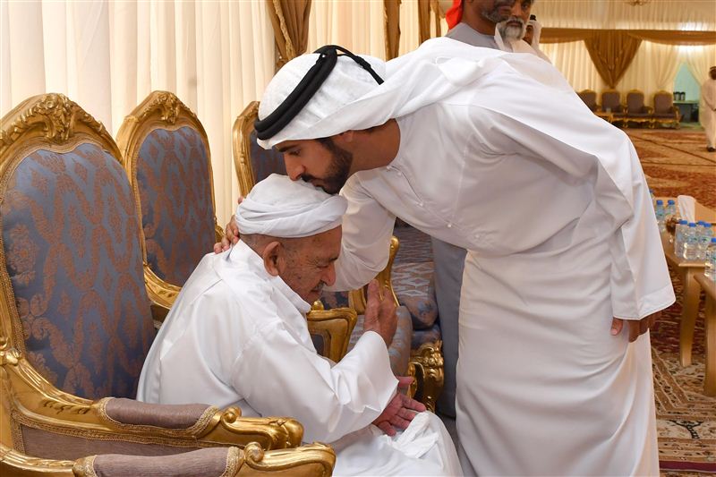 حمدان بن محمد يقدم واجب العزاء في الشهيدين المزروعي والظهوري