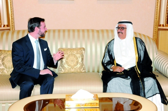 محمد بن راشد يتفقّد إداراتٍ وأقساماً في شرطة دبي 