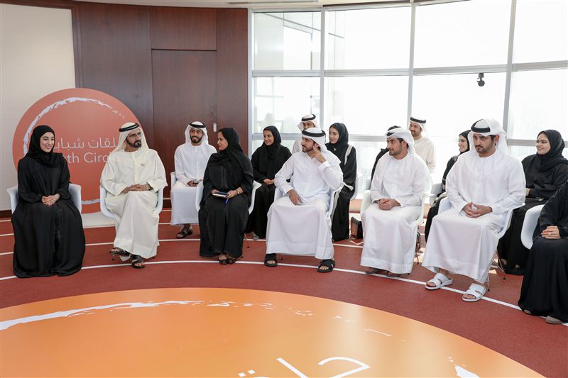 محمد بن راشد يتفقد معرض إنجازات الشباب الإماراتي 