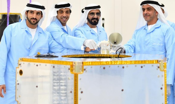 محمد بن راشد يفتتح المرحلة الثانية من مبنى تصنيع الأقمار الصناعية
