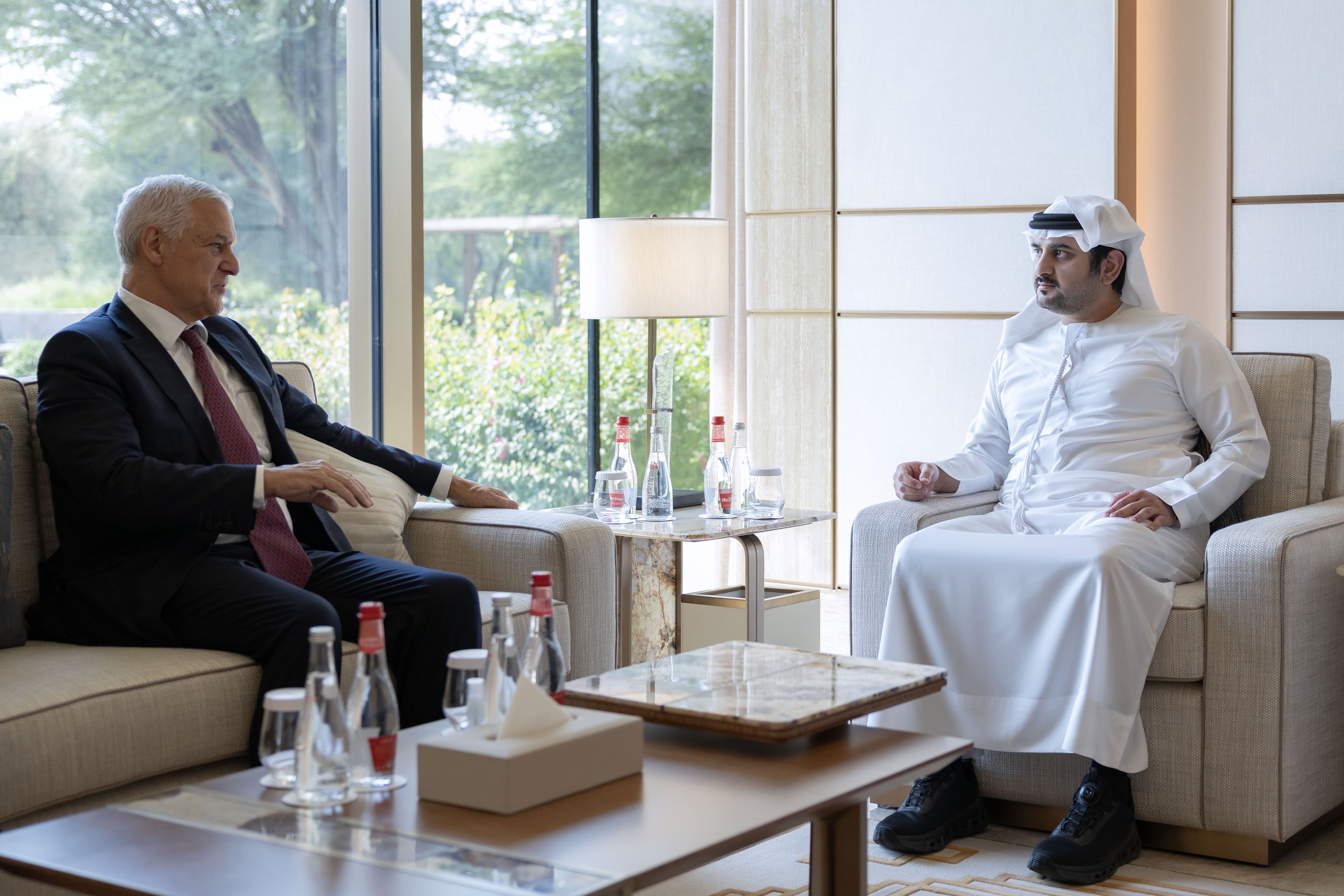 مكتوم بن محمد يستعرض مع الرئيس التنفيذي لمجموعة ستاندرد تشارترد ملامح مستقبل القطاع المالي والمصرفي العالمي