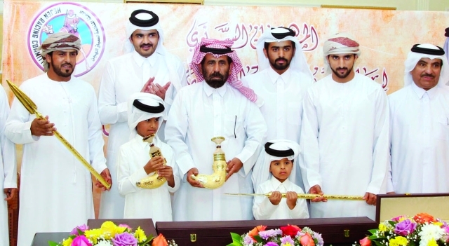 خليفة بن زايد يصل الى الرياض للمشاركة في القمة العربية 