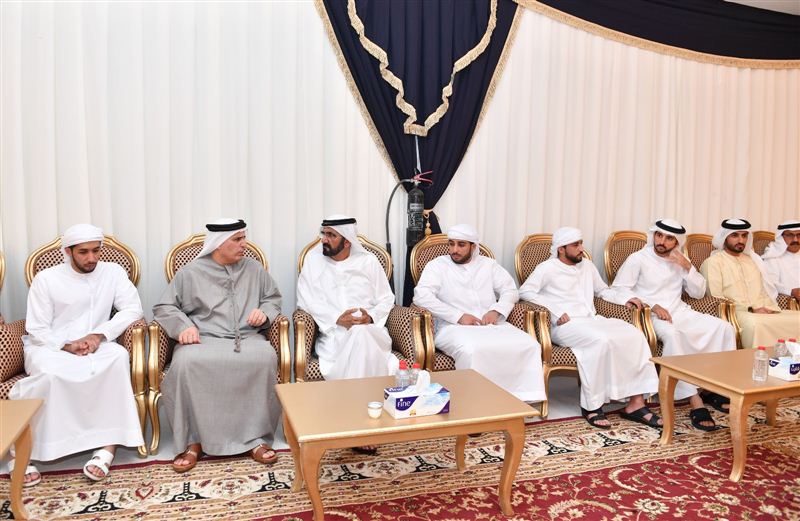 محمد بن راشد يقدم واجب العزاء بوفاة فهد مطر محمد الطاير