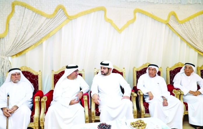 مكتوم بن محمد يقدم واجب العزاء لأسرة منصور شرف 