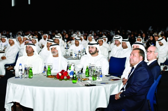 محمد بن راشد في مقدمة مستقبلي رئيس الدولة لدى عودته إلى ارض الوطن 