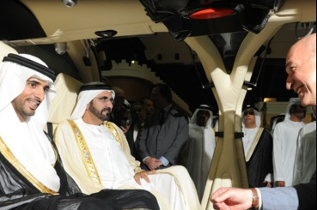 حمدان بن محمد بن راشد يؤدي مناسك العمرة