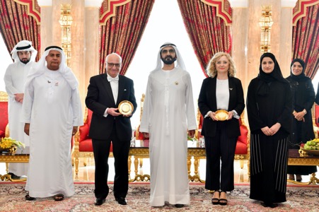 محمد بن راشد يكرم عالمين ويستقبل مجلسي علماء الإمارات والشباب ونخبة من الباحثين