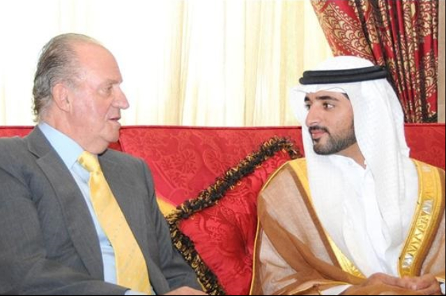 محمد بن راشد يكرم الرواد الأوائل في المدرسة الأحمدية بدبي 