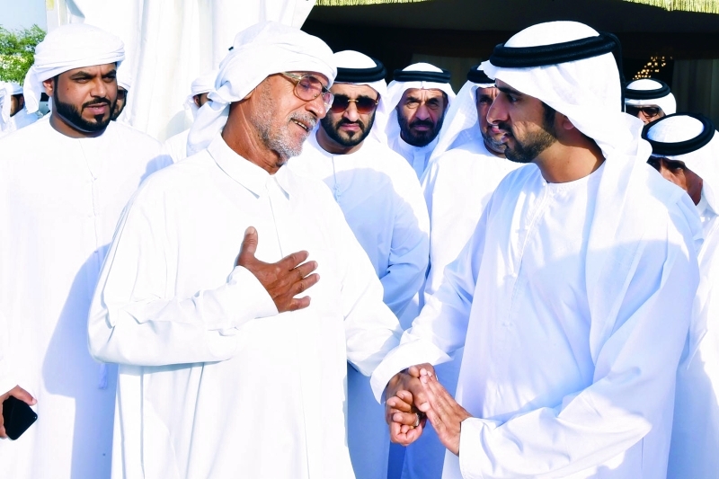 حمدان بن محمد يعزي أسرة الشهيد حسن البشر 