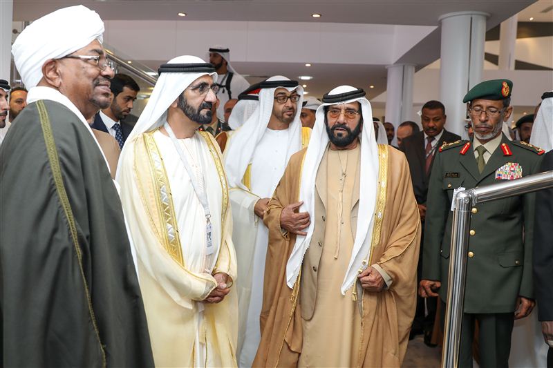 محمد بن راشد ومحمد بن زايد والبشير يشهدون ازاحة الستار عن آلية "ربدان" المدرعة القتالية المطورة