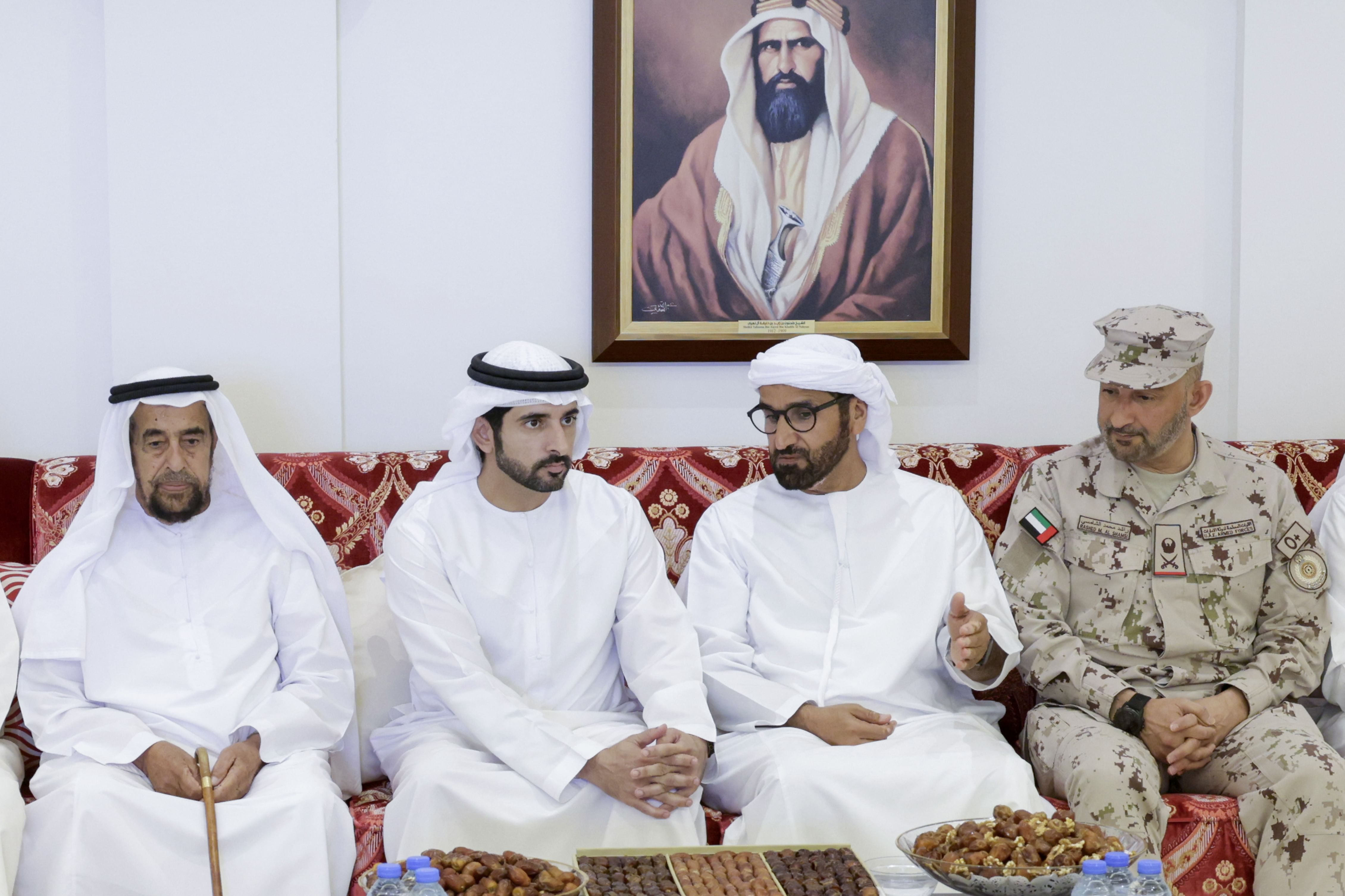حمدان بن محمد يقدم واجب العزاء في وفاة والدة القائد العام لشرطة أبوظبي