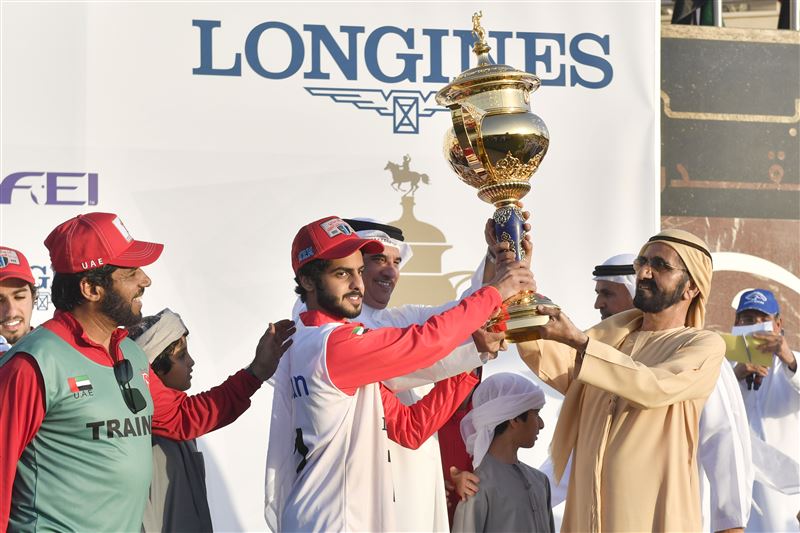 محمد بن راشد يتوج الفارس سيف المزروعي بطلا للسباق الرئيسي لكأس سموه للقدرة