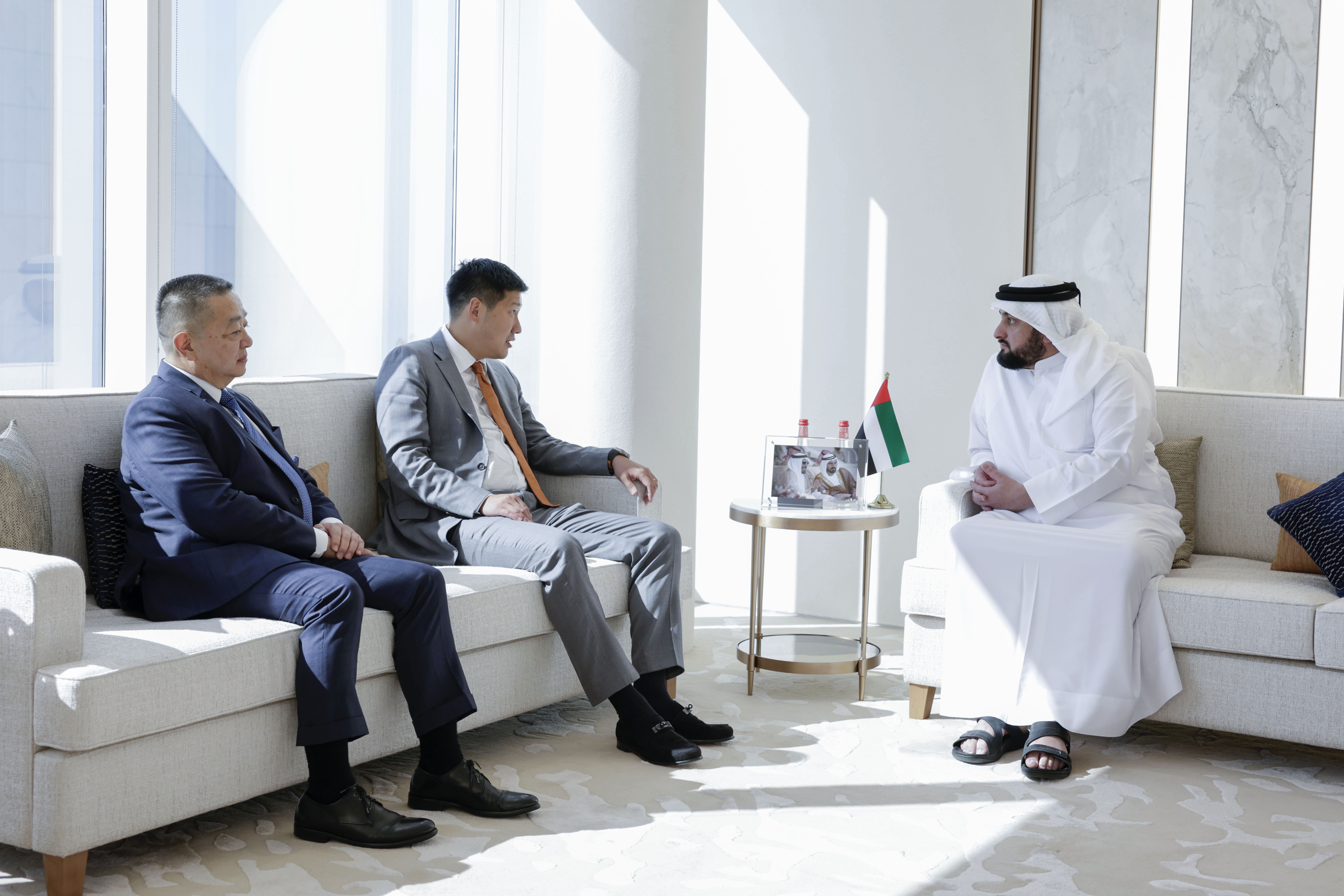 أحمد بن محمد يستقبل رئيس اللجنة الأولمبية المنغولية