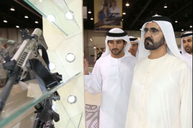 مكتوم بن محمد يقدم واجب العزاء إلى المواطن محمد القاز في وفاة ابنته