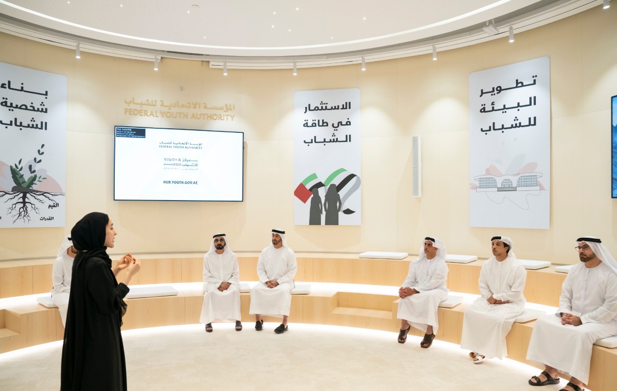 محمد بن راشد ومحمد بن زايد يطلعان على النموذج الإماراتي في العمل مع الشباب
