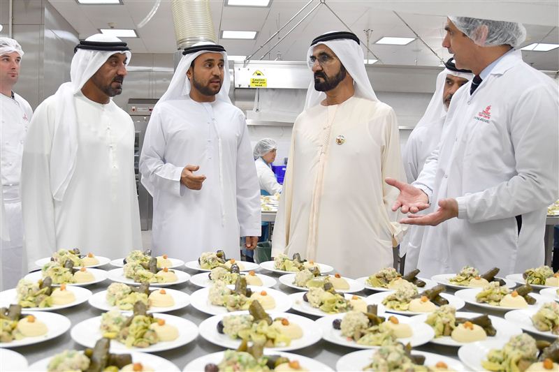 محمد بن راشد يتفقد سير العمل في "الإمارات لتموين الطائرات"
