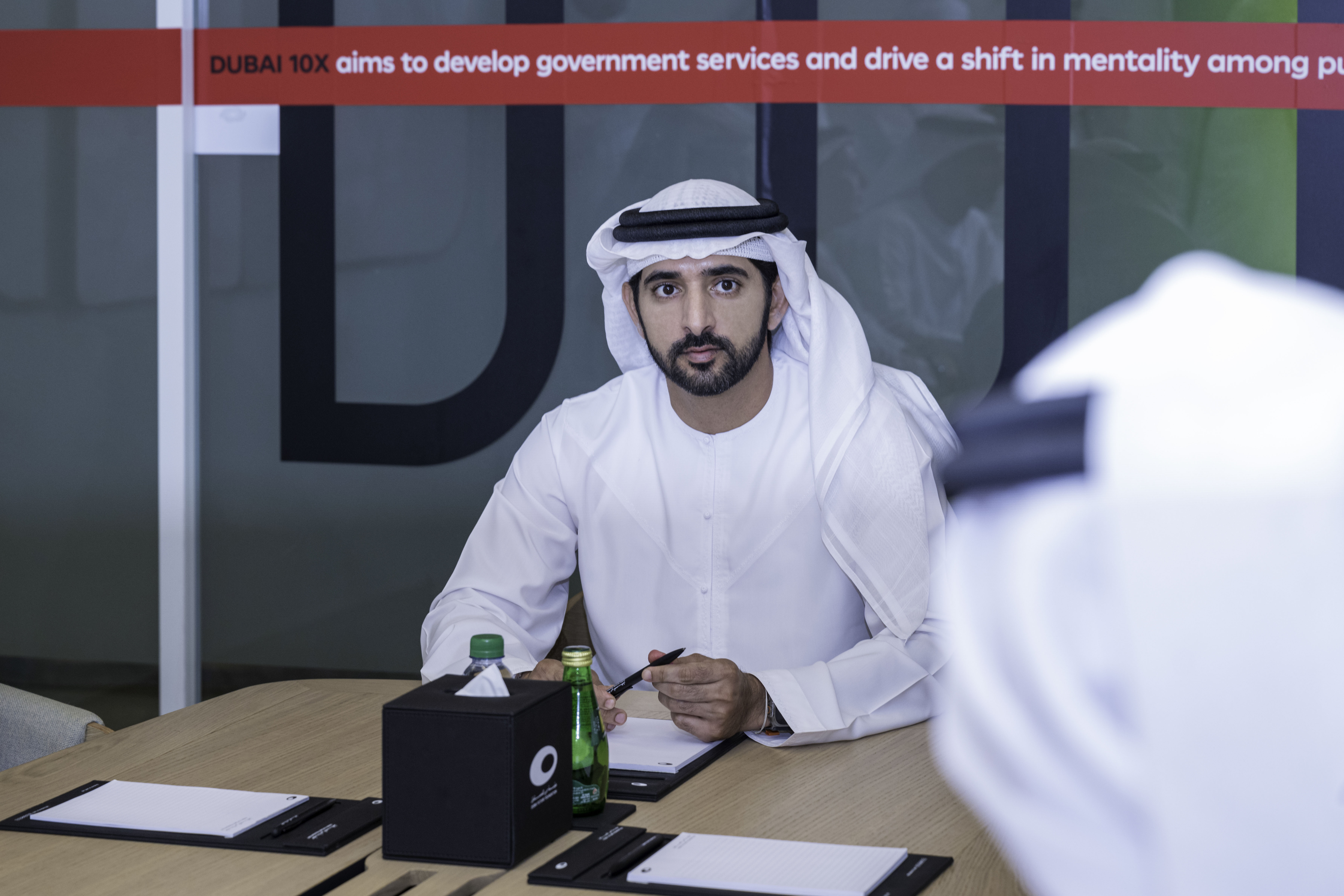 حمدان بن محمد يعتمد حزمة من المشاريع التحولية بقطاعات النقل والطيران والصحة