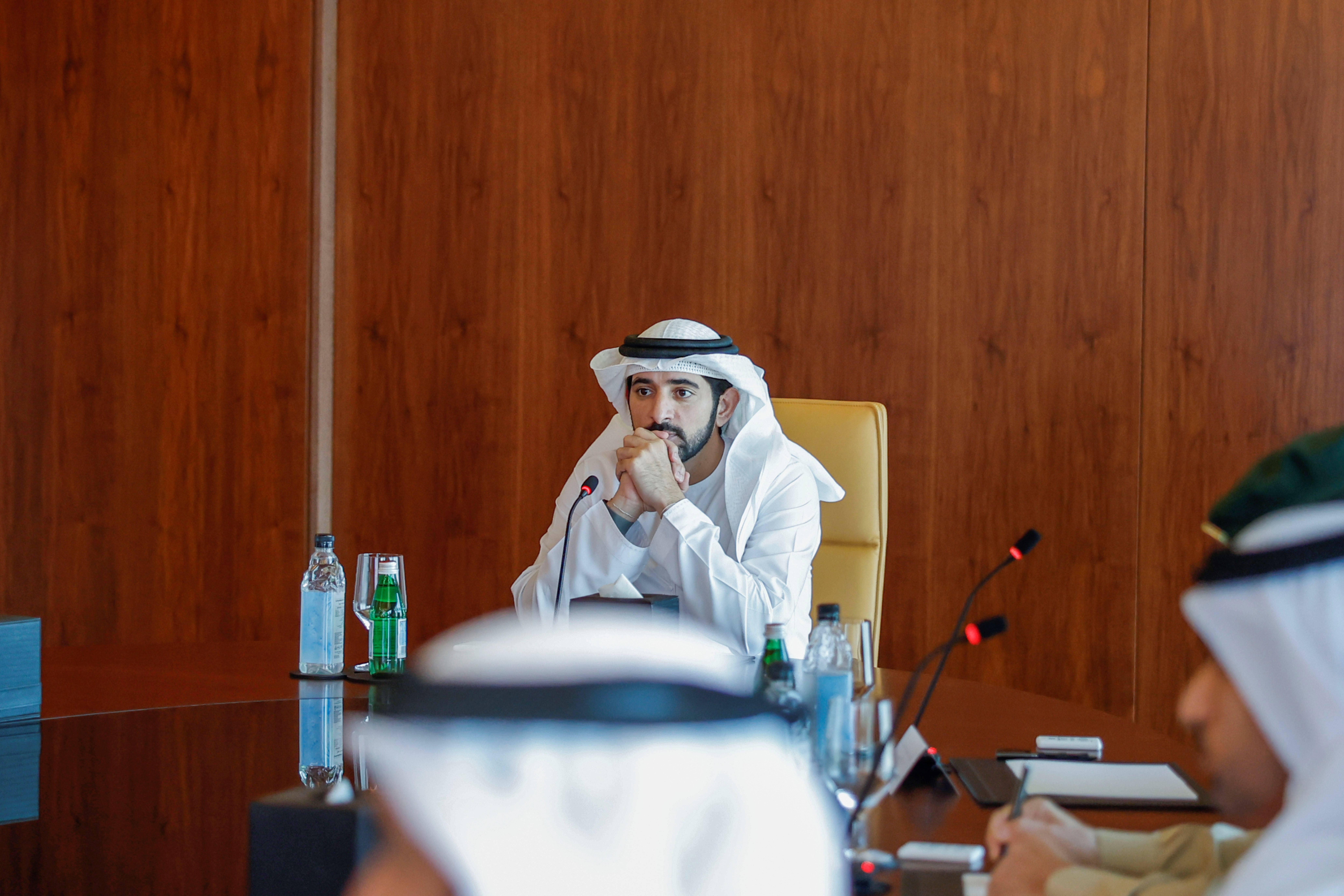 تنفيذاً لتوجيهات محمد بن راشد.. حمدان بن محمد يترأس الاجتماع الأول للجنة العليا للتنمية وشؤون المواطنين ويعلن زيادة الدعم بنسبة 58% عن العام السابق للفئات الأكثر احتياجاً لتصل الموازنة إلى 438 مليون درهم
