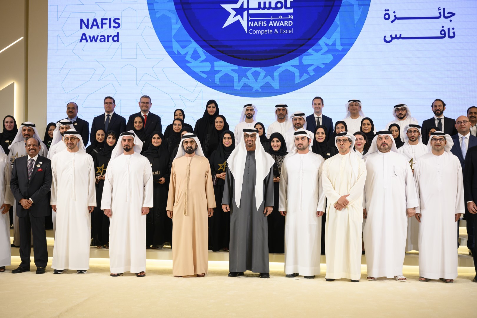 رئيس الدولة و محمد بن راشد يحضران جانباً من تكريم الفائزين بجائزة "نافس" بدورتها الأولى بقصر الوطن في أبوظبي