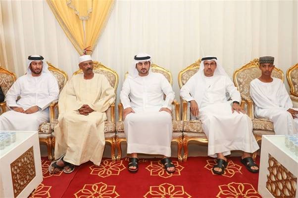 مكتوم بن محمد يقدم واجب العزاء في وفاة على الإمام ومبارك المزروعي