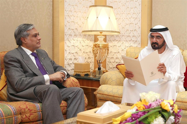 حمدان بن محمد يؤدي صلاة العيد