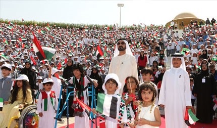 محمد بن راشد يقدم واجب العزاء في الشهيد سلطان محمد على بن هويدن الكتبي
