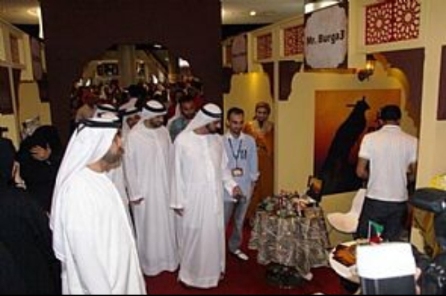 Mohammed bin Rashid visits the gallery of Kuwaiti entrepreneurs in Dubai Mall