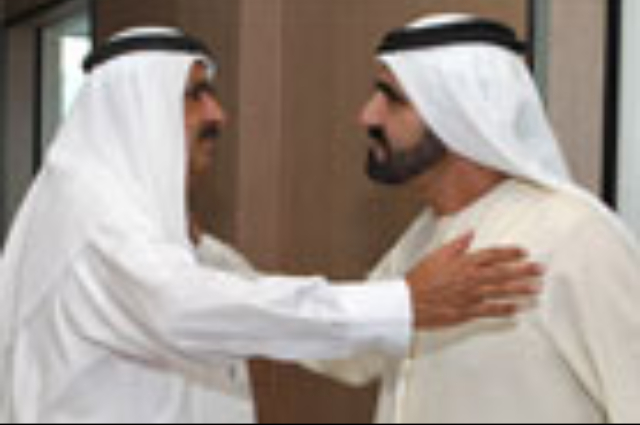 مكتوم بن محمد يقدم واجب العزاء لنجلي عبدالله عمران تريم 