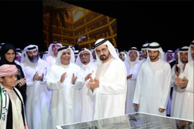 حمدان بن محمد يتفقد استوديو برنامج "البيت" قبيل انطلاق أولى حلقاته. 