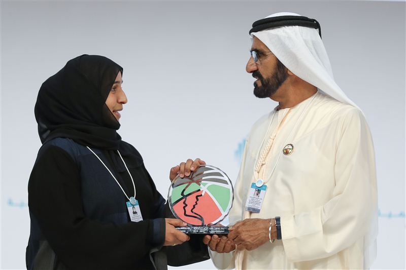 محمد بن راشد يكرم مريم الزيودي بجائزة الإمارات للمعلم المبتكر