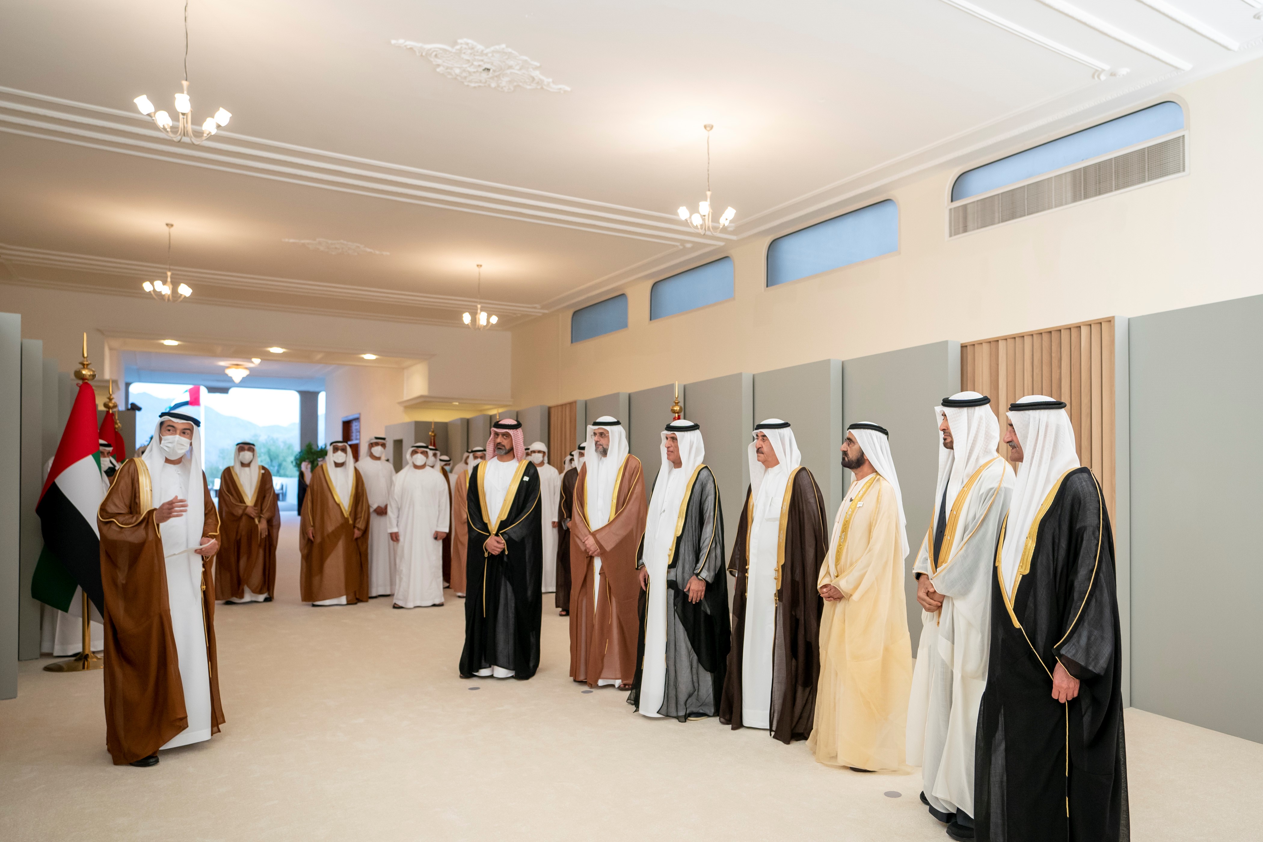 محمد بن راشد ومحمد بن زايد والحكام وأولياء العهود يشهدون إطلاق ورقة نقدية جديدة من فئة الــ 50 درهماً بمناسبة اليوم الوطني