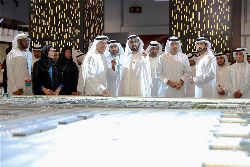 محمد بن راشد يطلع على مشاريع المشاركين في "سيتي سكيب جلوبال 2017"