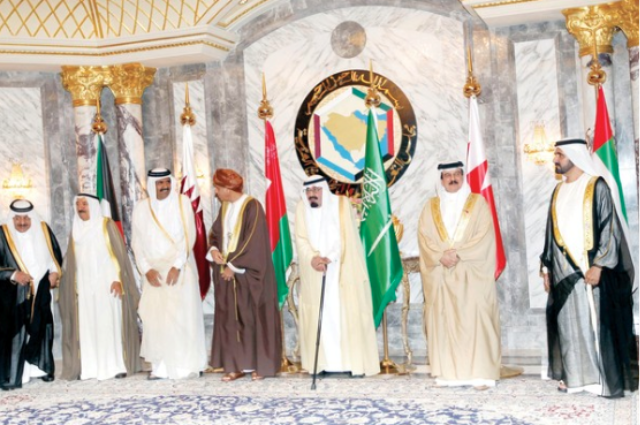 محمد بن راشد يقدم واجب العزاء في وفاة عبدالله الخاطري