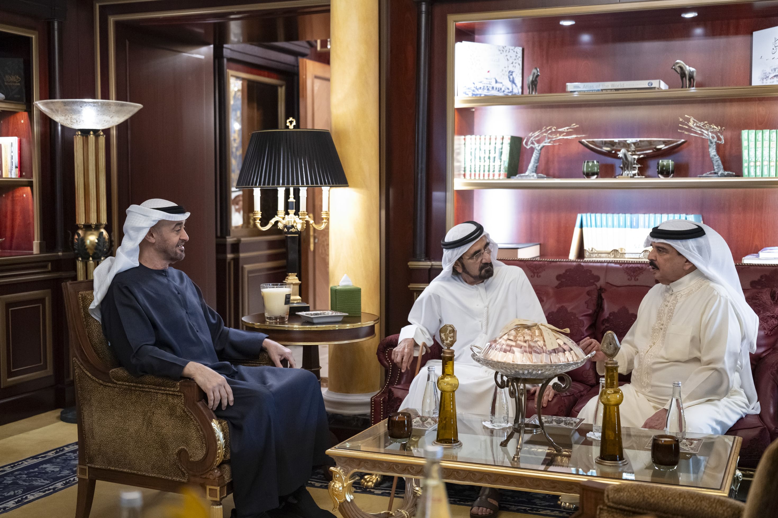 رئيس الدولة يلتقي ملك البحرين بحضور محمد بن راشد ومنصور بن زايد