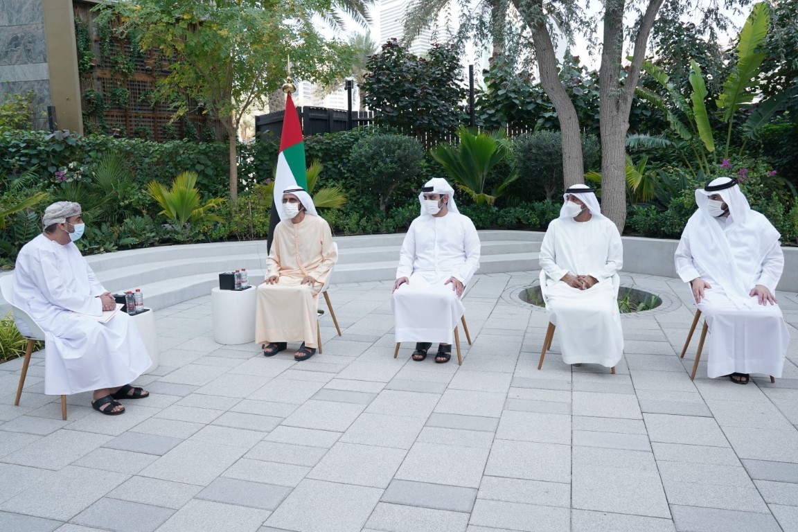 محمد بن راشد يتسلم رسالة خطية من سلطان عمان