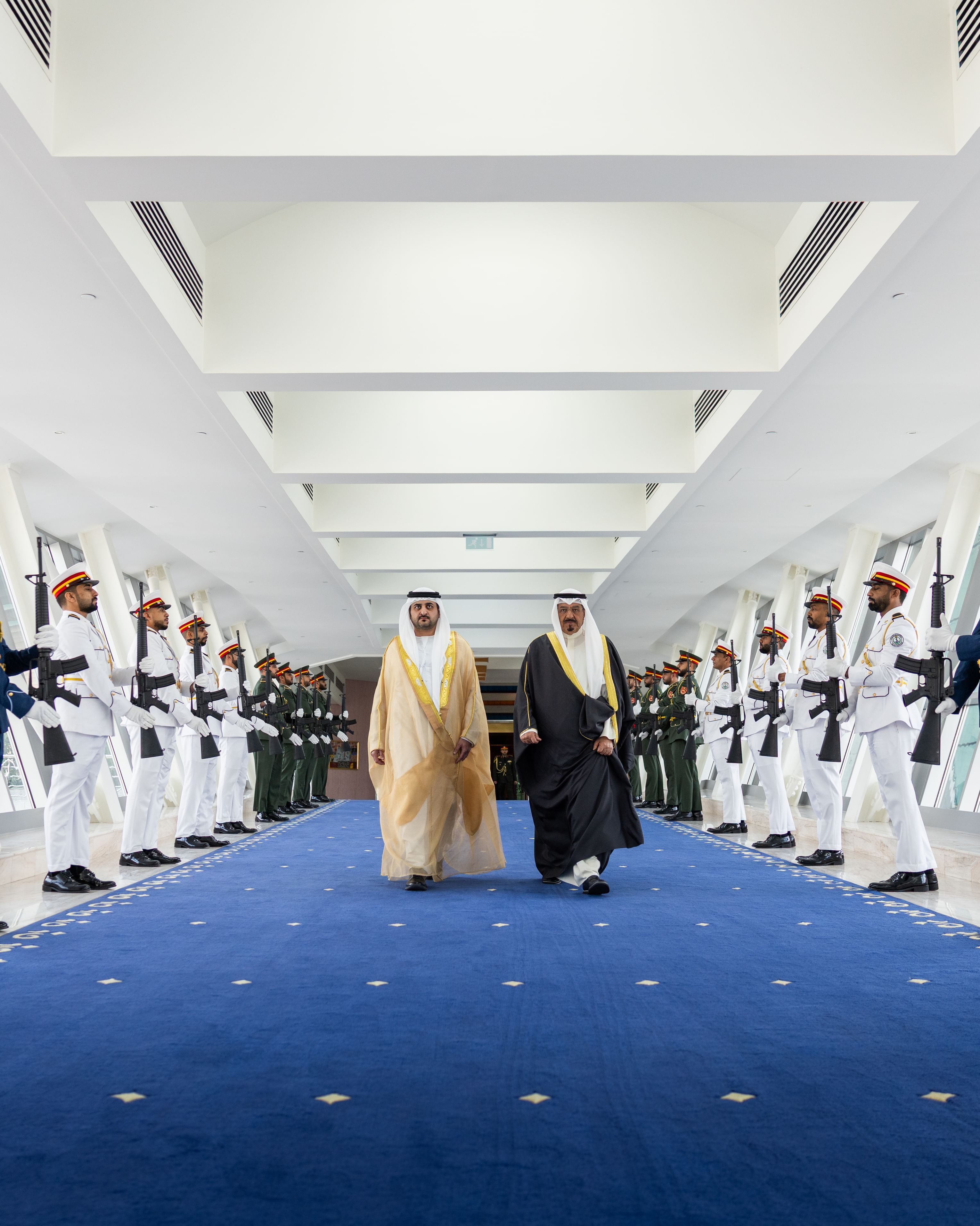 مكتوم بن محمد يودّع رئيس مجلس الوزراء الكويتي لدى مغادرته الدولة