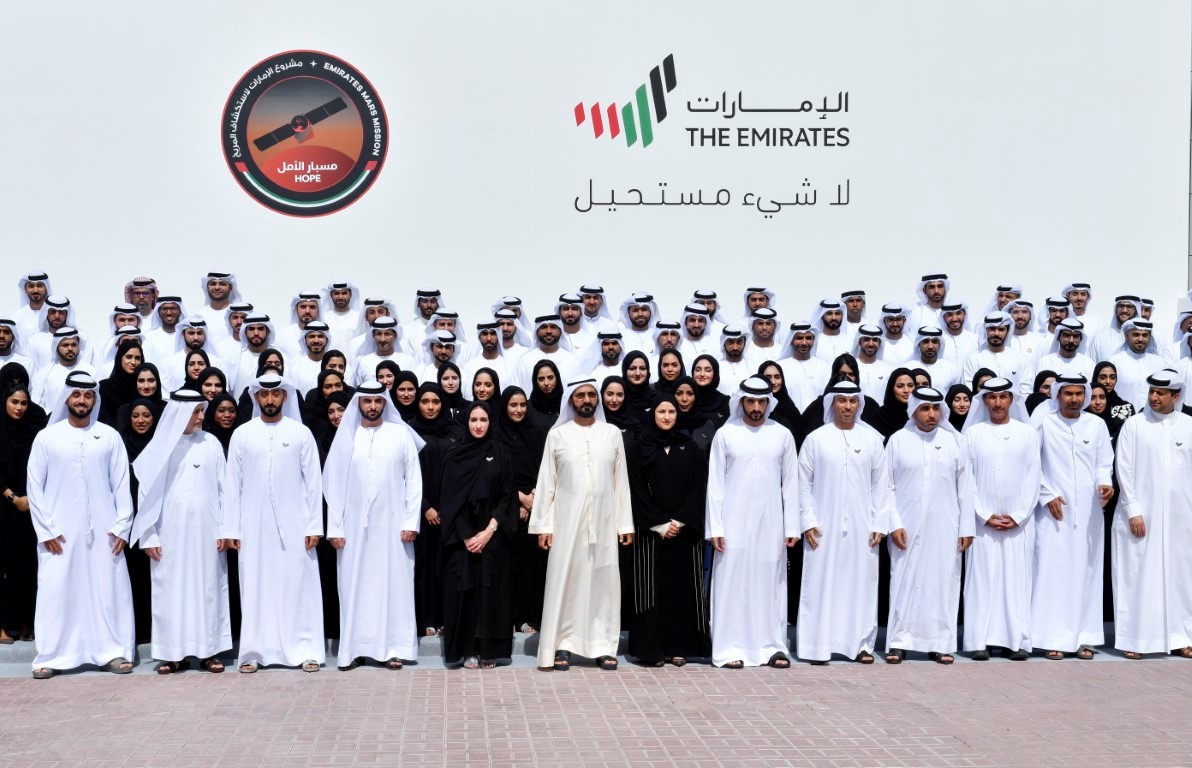 محمد بن راشد يشهد تركيب القطعة الأخيرة من "مِسبار الأمل"