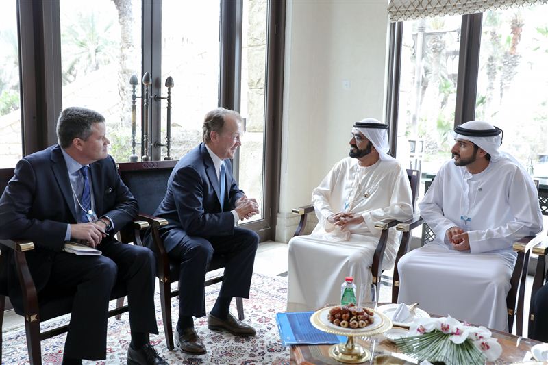 محمد بن راشد يستقبل الرئيس التنفيذي لشركة "سيسكو" الأمريكية
