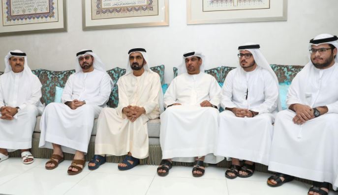 محمد بن راشد يقدم واجب العزاء بوفاة خالد محمد القرقاوي