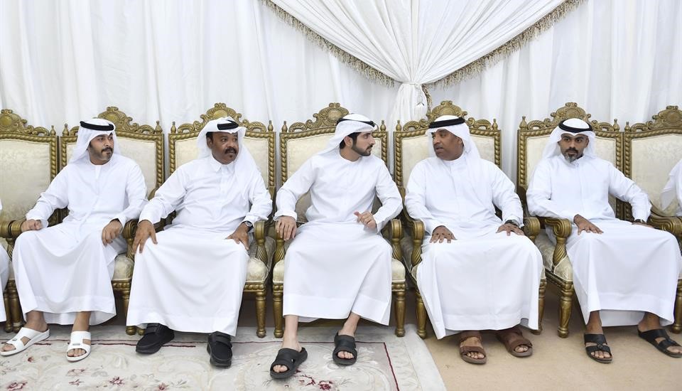 حمدان بن محمد يعزي أسرة الشهيد طارق عبدالله علي الحواي