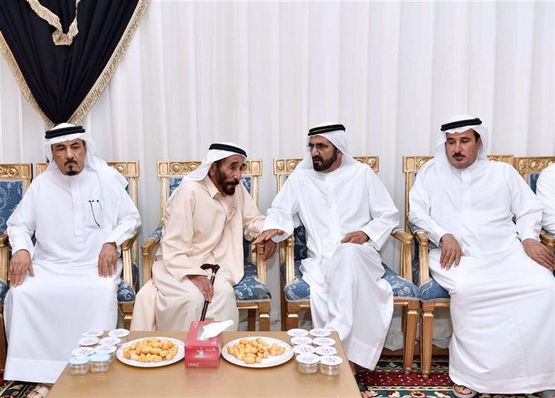 محمد بن راشد يقدم واجب العزاء لعائلة بالعبيدة