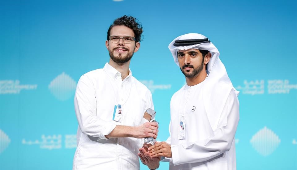 بحضور محمد بن راشد.. حمدان بن محمد يكرّم الفائز بجائزة فن عرض البيانات