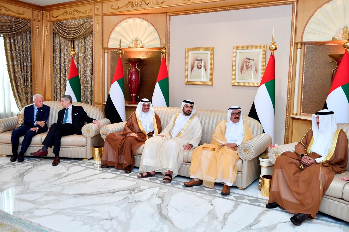 حمدان بن راشد يتقبل تهاني رؤساء البعثات القنصلية بعيد الأضحى المبارك