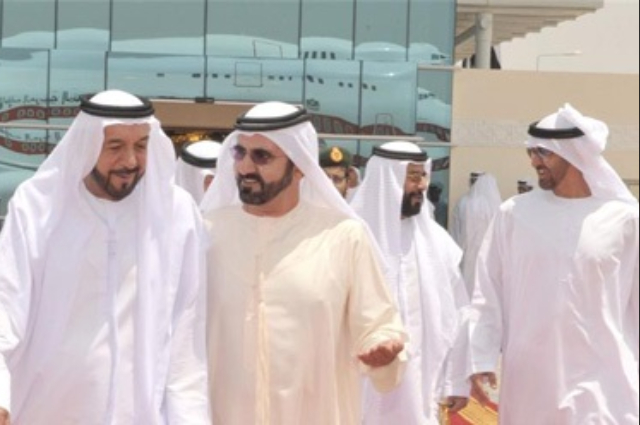 حمدان بن راشد يكرم 100 طبيب وإداري في هيئة الصحة بدبي
